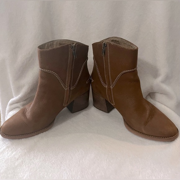 UGG women’s 10 Annie Western Preppy Fall Ankle Boots  in Brown Leather - Picture 3 of 9
